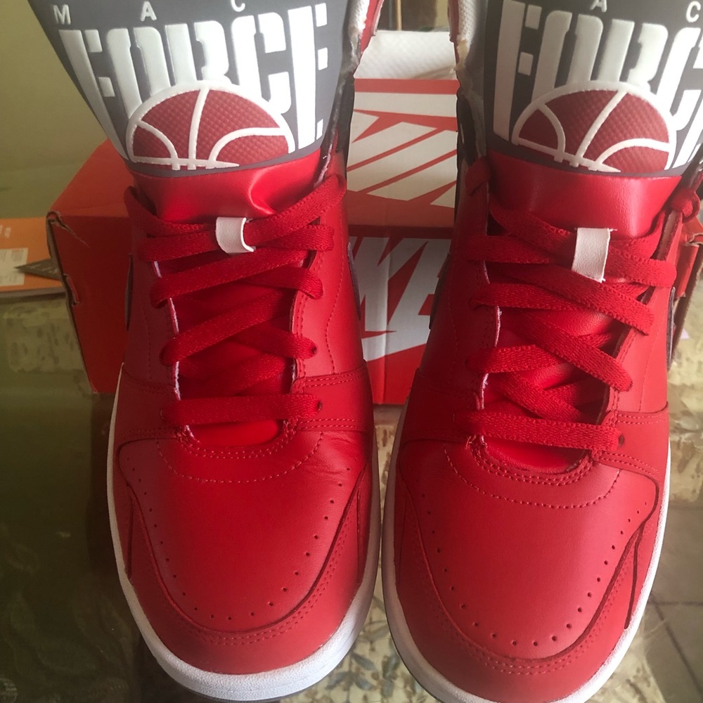 Nike - Picture 2 of 3